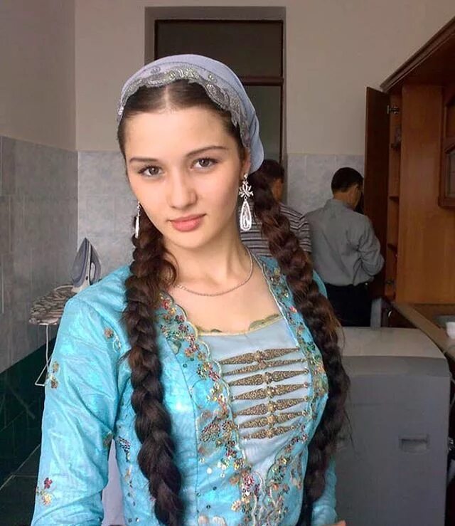 Хеда хамзатова. Бисултанова хеда сайдселаховна гудермес. Алиева мадина чеченка модель. Марзаева ака ахсаровна. Девушка в платке.