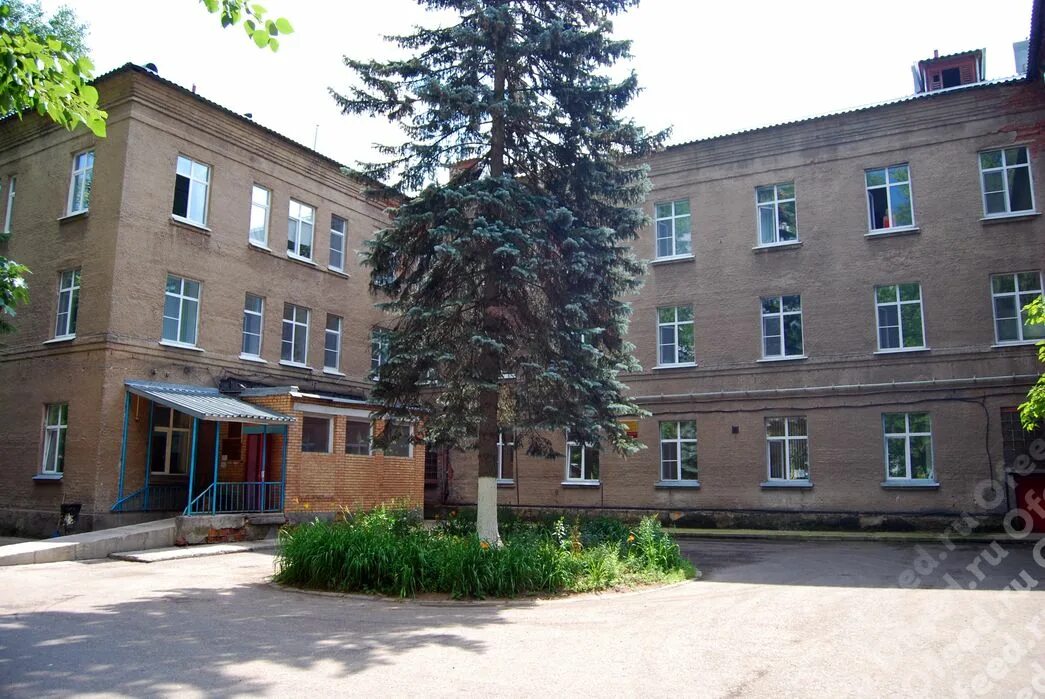 Инфекционная больница рыбинск. Центральная районная больница старый оскол. Црб одинцово здание. Больницы советской постройки 50 годов. Старооскольская окружная больница.