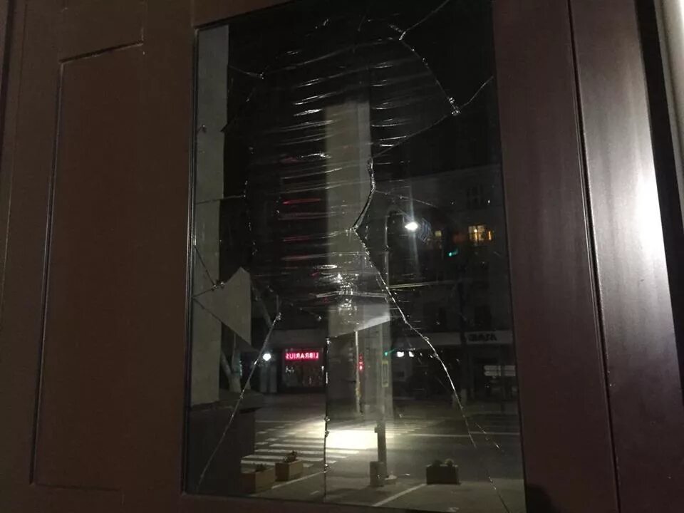 Разбили стекло на двери. Разбитое стекло витрины. Разбитая стеклянная дверь. Разбитая витрина стеклянная. Разбитая витрина магазина.