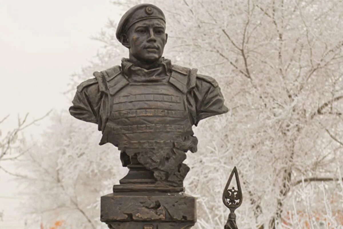 Установлен бюст. Установлен бюст