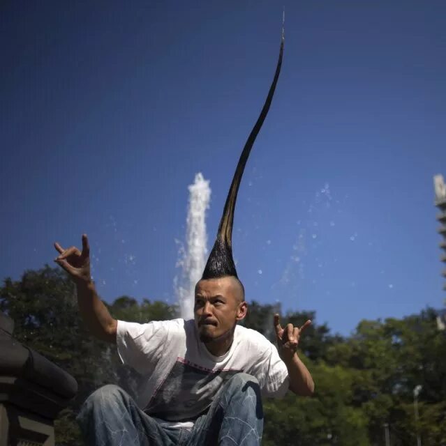 Самый высокий волос. Кадзухиро Ватанабэ. Кацухиро Ватанабе ирокез. Самая высокая прическа в мире. Самый высокий ирокез в мире.