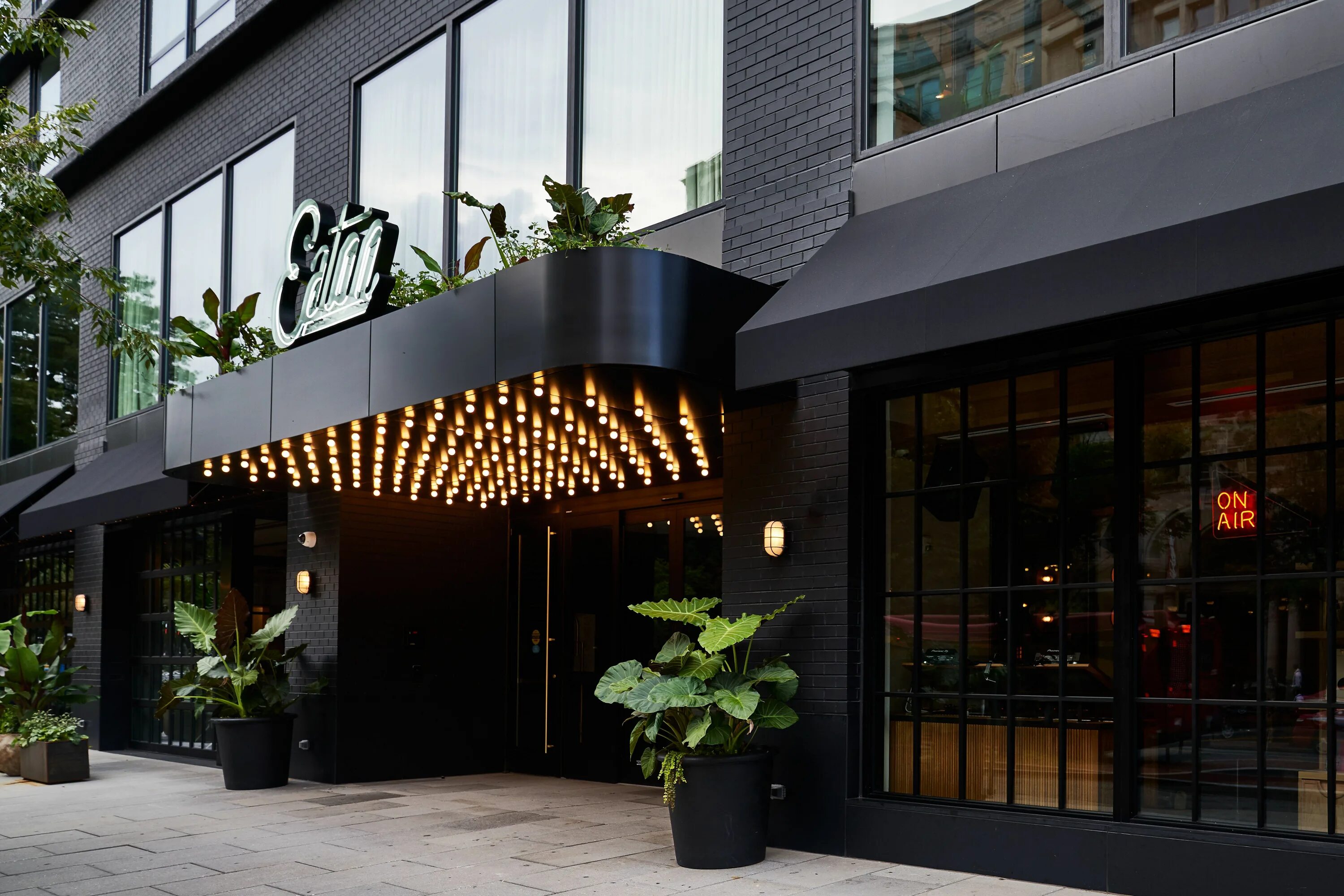 Красивые фасады ресторанов. Фасад ресторана. Ресторан здание. Cafe design facade. Ресторан арагви владивосток.