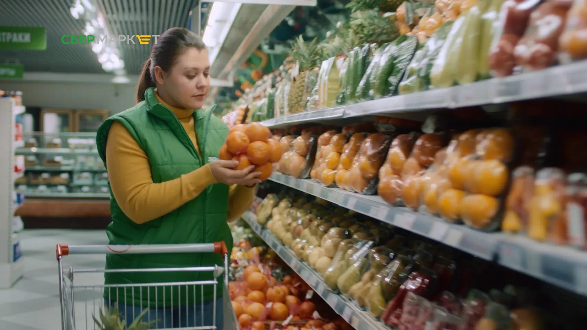 Сбербаркет. Сбермаркет. Сборщик продуктов в супермаркете. Сбермаркет реклама. Сбермаркет продукты.