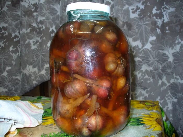 Солить чеснок головками на зиму. Соления чеснока головками. чеснок в банке. моченый чеснок. чеснок соленый.