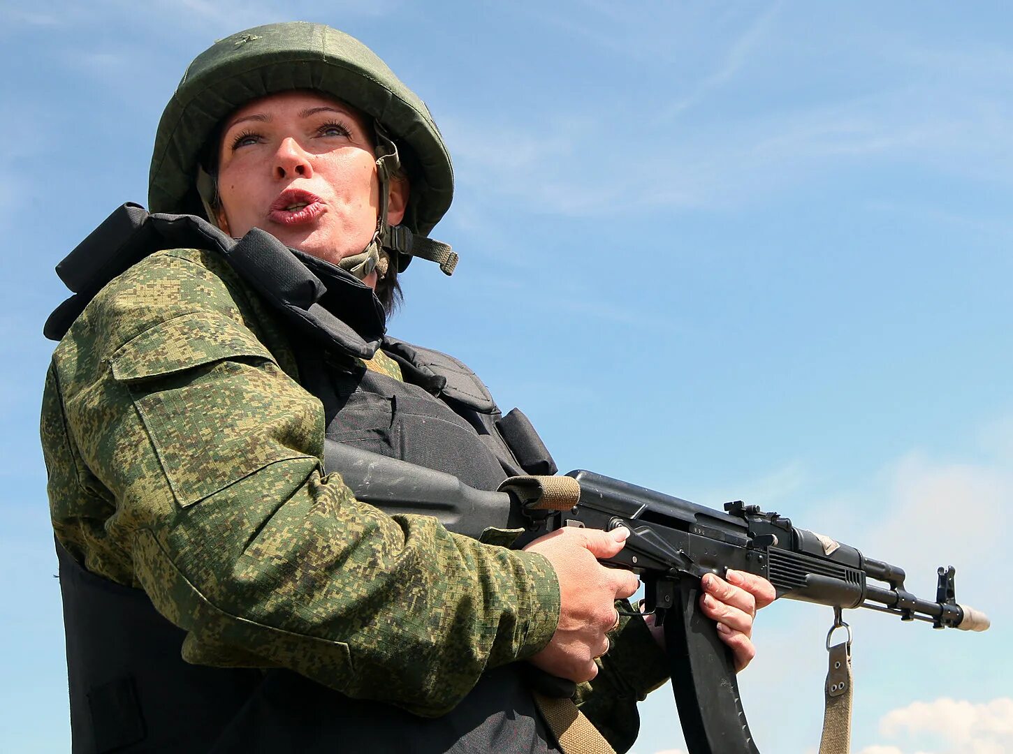 Женщины военные. Женщины военнослужащие. Женщины военнослужащие вс РФ. Российский солдат.