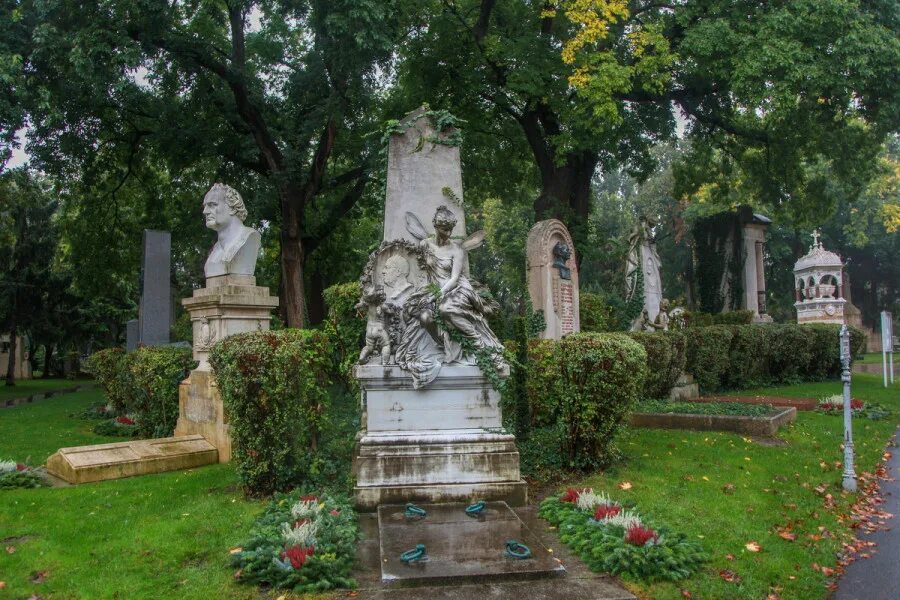 Венское центральное кладбище. Центральное кладбище Вена. Zentralfriedhof кладбище. Могила Бетховена в Вене.