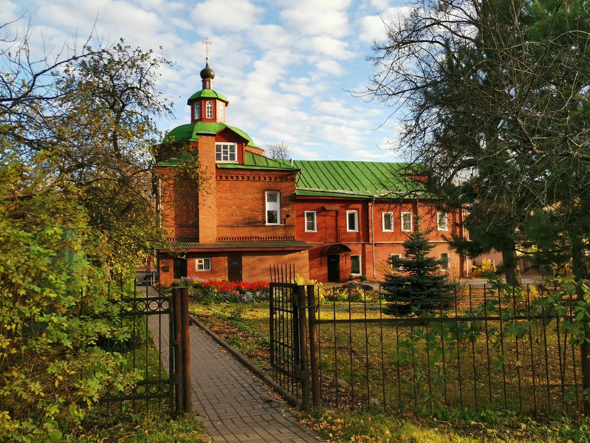 Гостиница при храме архангела михаила сергиев посад. Церковь михаила архангела. Сергиев посад храм архангела михаила улицы. Храм архангела михаила сергиев посад. Каменево церковь михаила архангела.