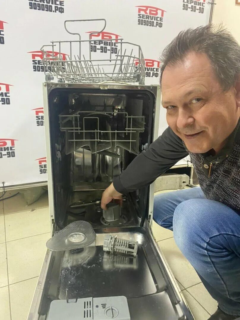 Вызов мастера посудомоечных. Мастер по ремонту посудомоечных машин. мастер ремонтирует посудомойку. мастер по ремонту посудомоечных машин на дом. мастер по ремонту посудомоечных машин в москве.