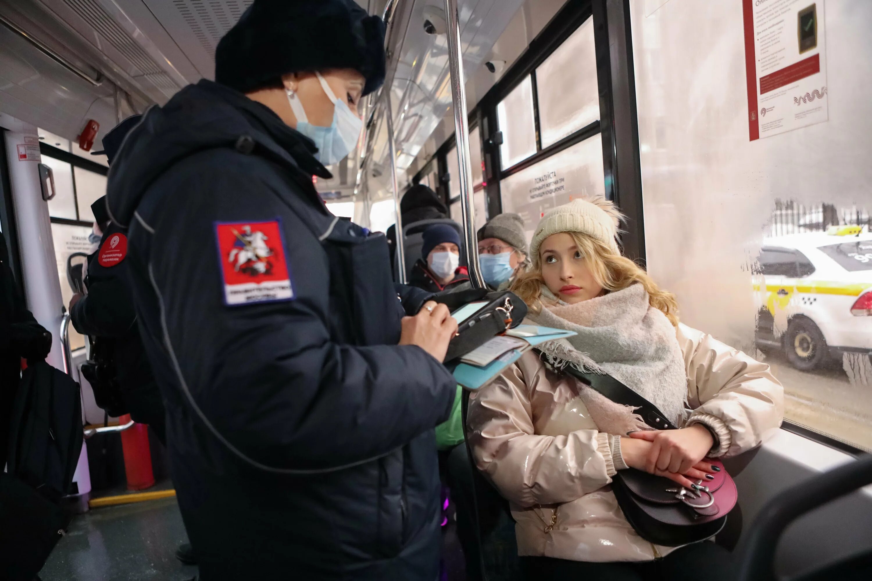 Moscow проверка. Люди в общественном транспорте. Проезд в общественном транспорте. Безбилетники в Москве. Бесплатный проезд в общественном транспорте.