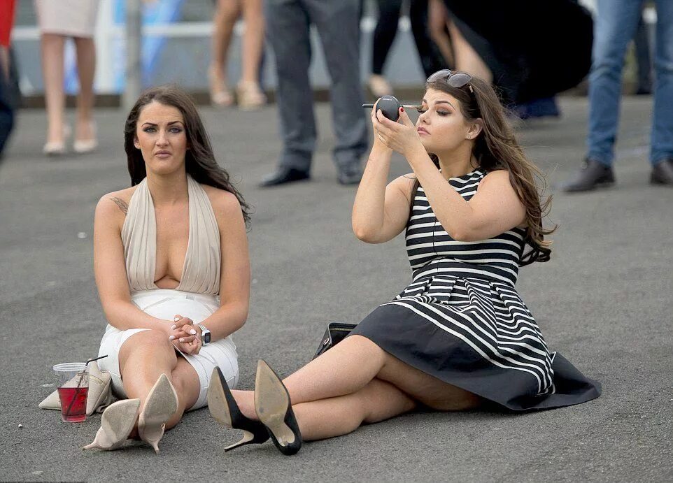 Неприличное поведение. Почему неприлично показывать. Девчонки смеются и показывают пальцем. Джулия салеми на кинофестивале в венеции. Кортни стодден слив.