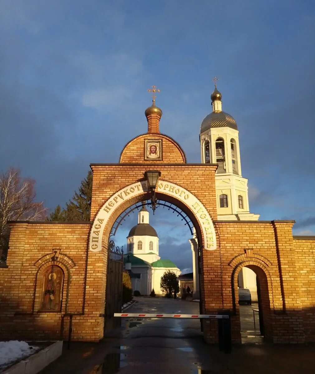 Клыково сайт. Храм в Клыково Калужской области. Храм Спаса Нерукотворного пустынь Клыково. Монастырь Спаса Нерукотворного. Козельск.. Село Клыково монастырь Спаса Нерукотворного.