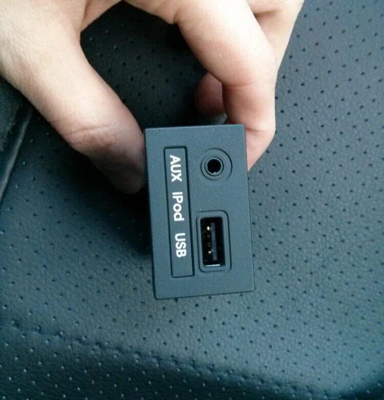Панель usb aux. Блок usb aux solaris 2015. разъём usb aux солярис. разъем aux+usb для hyundai solaris. блок usb aux solaris 1.