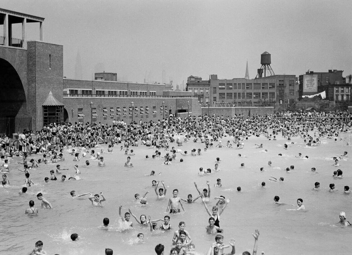 Нью Йорк 1933 год. Бассейн в Квинсе в Нью Йорке. Первый плавательный бассейн в Ленинграде 1927.