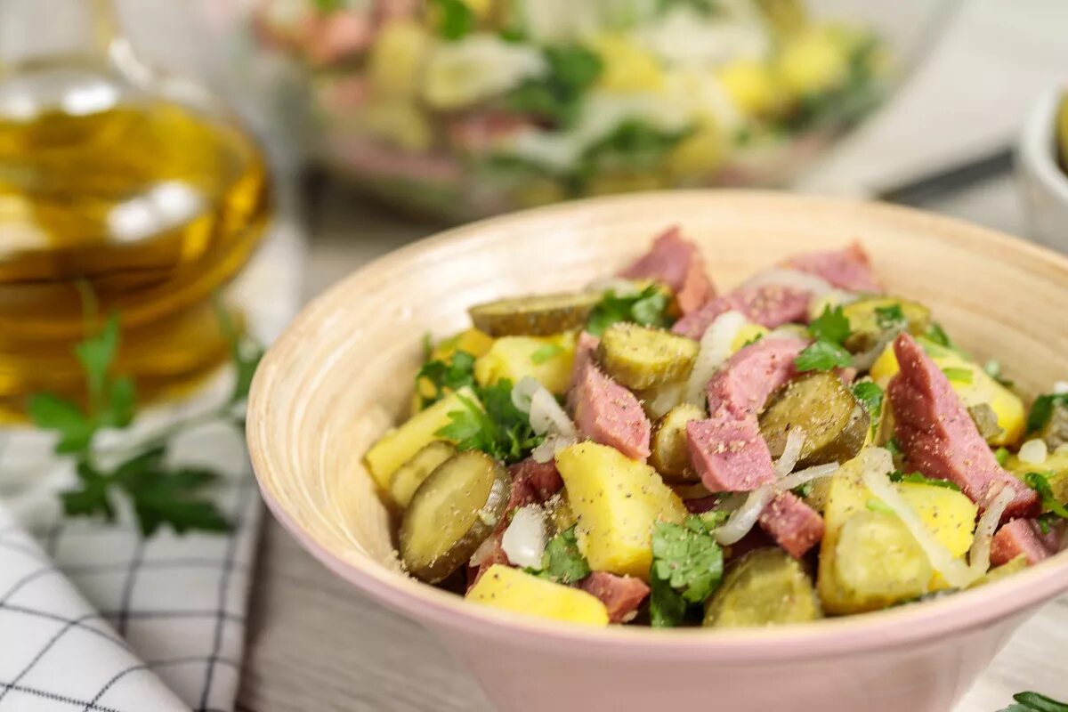 Салат картофельный с огурцами. Салат с колбасой и огурцами солеными. Салат картофельный с колбасой. Немецкий салат с соленым огурцом. Салат с колбасками и горчицей.