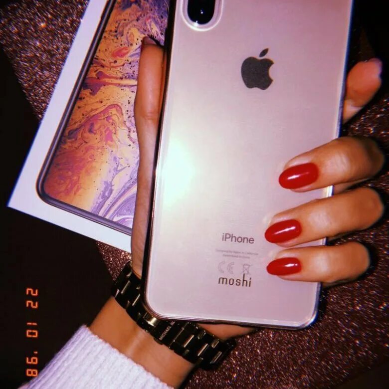 айфон 7 плюс белый. айфон 8 в руке девушки. айфон в руке. айфон в руках девушки. айфон 7 в женской руке.