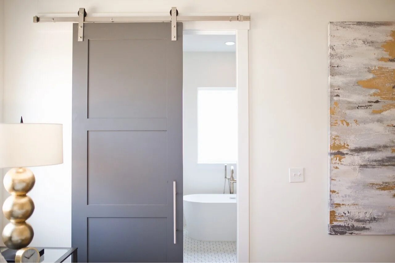 Двери в ванной комнате фото. Сдвижная дверь в ванную комнату. Раздвижные двери в ванную комнату. Откатная дверь в ванную комнату. Раздвижная дверь в ванную.