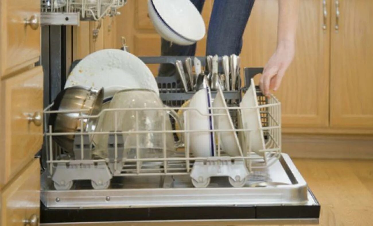 Посуда в посудомойке. Посудомоечная машина экономит воду. Металлические миски из посудомойки. Испорченная посудомойкой посуда. Посудомойка плохо отмывает