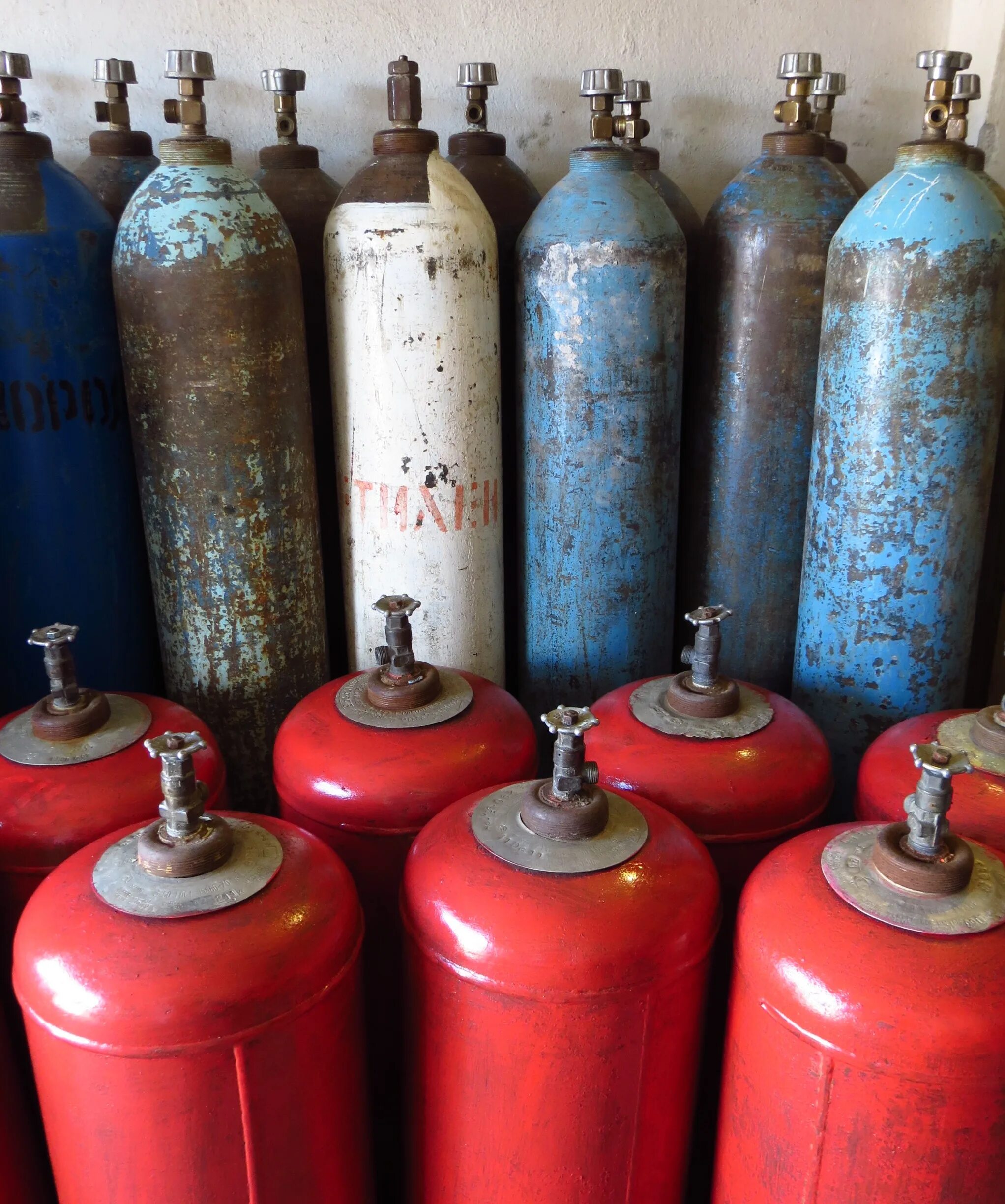 газовый баллон. баллон пропановый 420 грамм. поменять баллоны. ресивер из газового баллона 50 л для компрессора. неисправный газовый баллон.