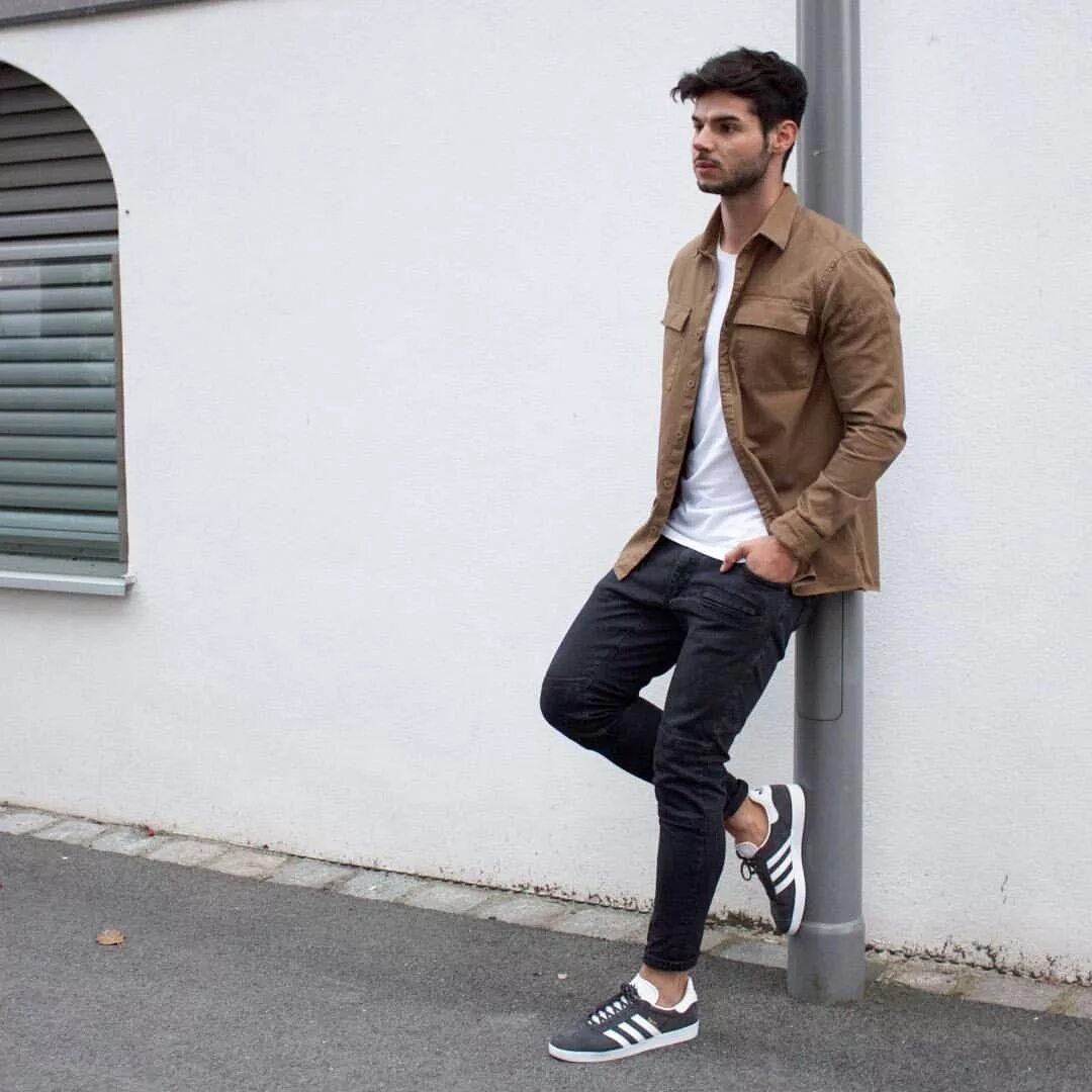 Мужская одежда кроссовки. Adidas Gazelle Луки мужские. Адидас Gazelle look Style men. Adidas Gazelle outfit man. Лук под adidas Gazelle.