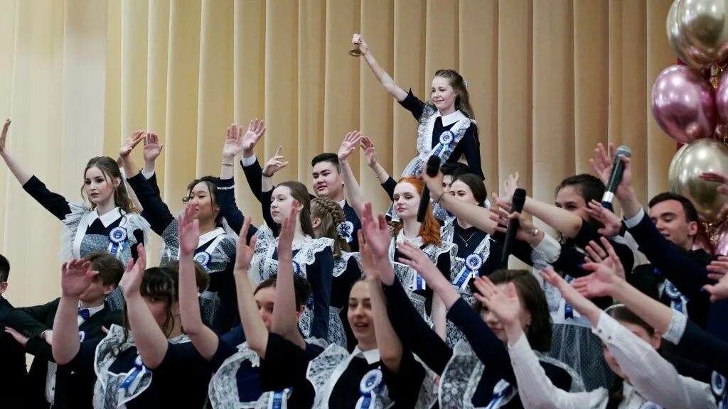 Выпускники Хабаровск. Последний звонок фото. Последний звонок 11 класс. Выпускной Хабаровск. 3 июня 2019 хабаровск