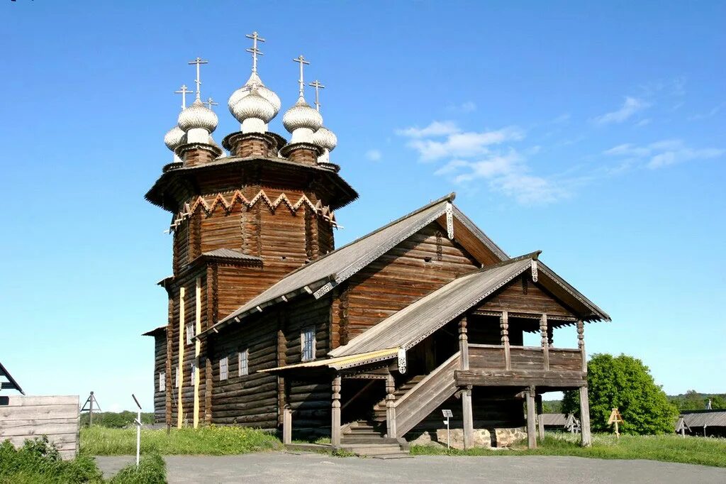 Остров кижи и музей традиционной деревянной. Кижский Погост Покровская Церковь. Архитектурный ансамбль Кижского погоста Покровская Церковь. Ансамбль Кижи часовня. Музей-заповедник Кижи. Церковь Покрова Богородицы.