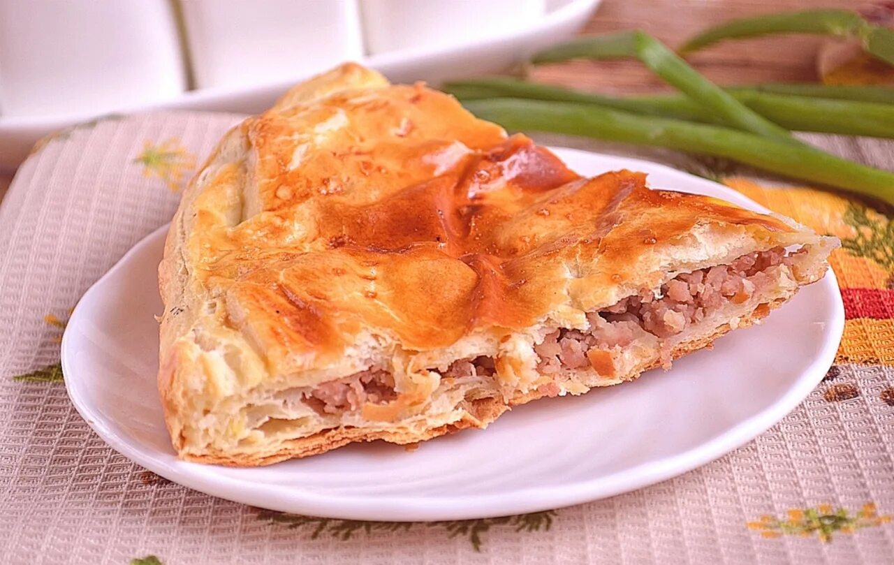 "гусарики" из слоеного теста. рулетики из слоеного теста с фаршем. слоёное дрожжевое тесто с фаршем. выпечка из слоёного дрожжевого теста с фаршем. пирог с мясом из слоеного теста.