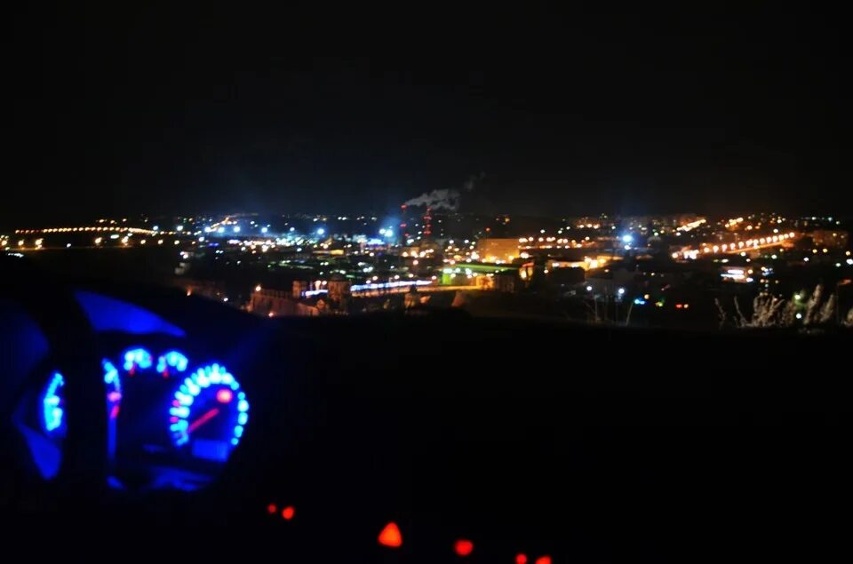 Машина нальчик краснодар. Ночной вид из машины. Вид с машины ночью. Ночной город вид с машины. Вид из машины на ночной город.