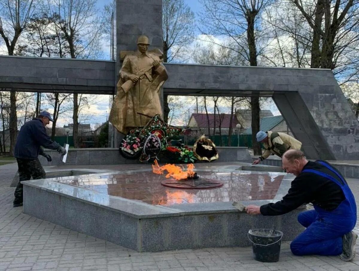 Похоронили в братскую могилу. Мемориальный комплекс Братская могила Воронеж. Братская могила 10 Воронеж Отрожка. Братская могила Воронеж Отрожка. Мемориал Братская могила 1941-1945.