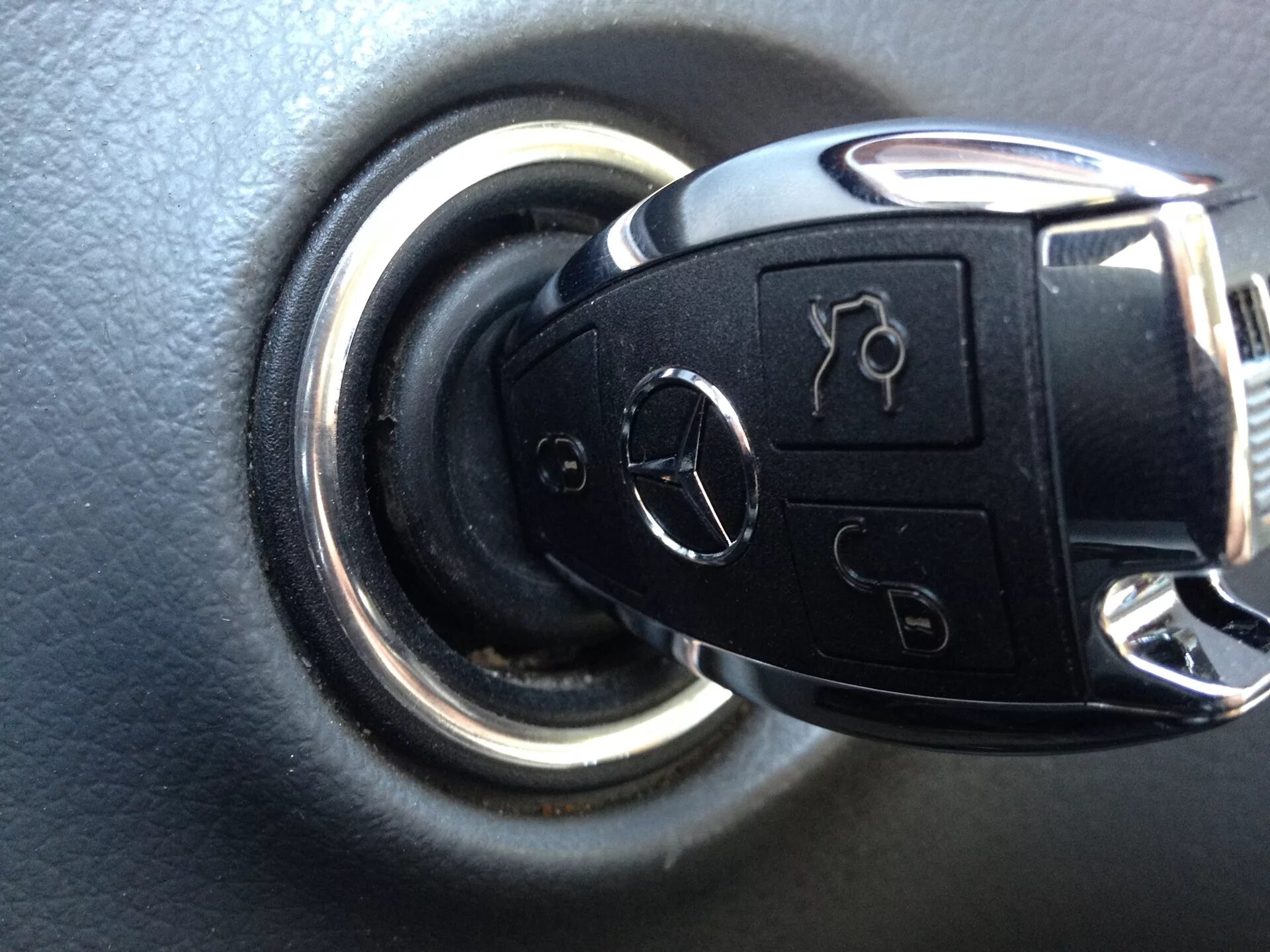 Ключи в замке зажигания машина. Замок зажигания w204 fbs4. W211 замок зажигания кнопка. Ключ зажигания Мерседес. Ключ замка зажигания Mercedes.