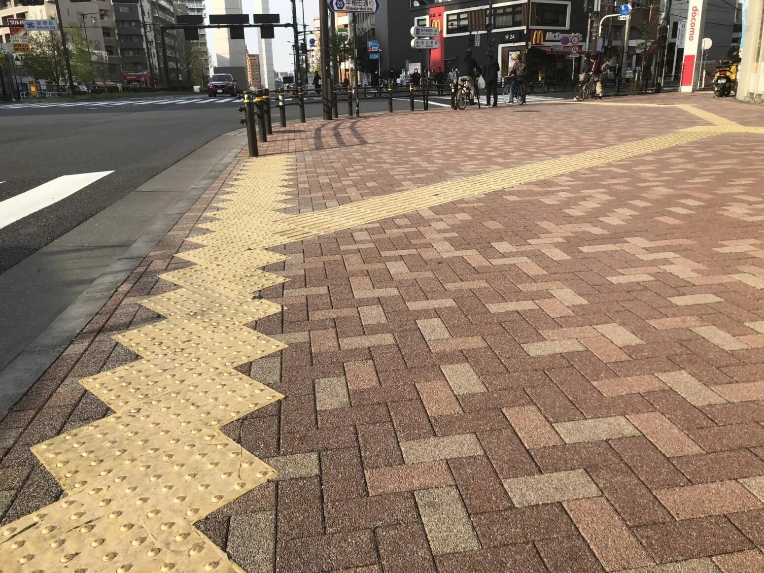 Yellow spring road япония. Тротуары в Японии. Tactile pavement. Tactile Paving. Japan pavement.