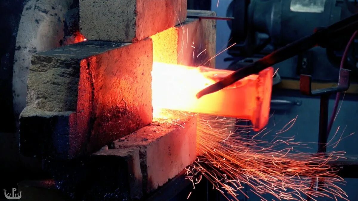 Core forging. Расплавленный металл в кузнице. Forge hammer. Core forging. Forging.