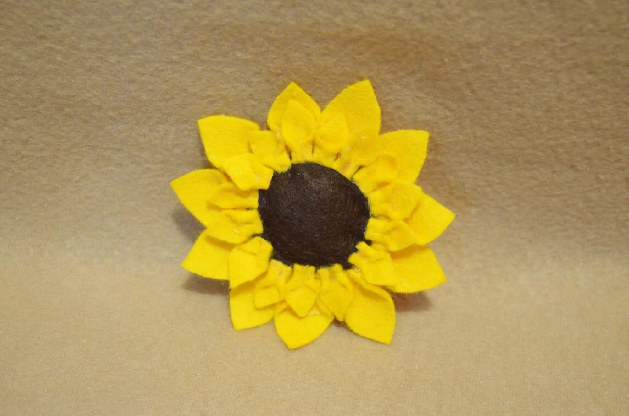 Подсолнух канзаши мастер класс. Мастер класс подсолнух. Брошь из фетра подсолнух. Мастер класс подсолнух. Подсолнух гофробумага.