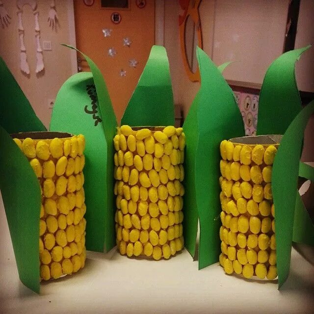 Corn kidz. Поделка кукуруза. Поделка кукуруза для малышей. Кукуруза поделка для детей в детском. Объемная поделка из кукуруза.