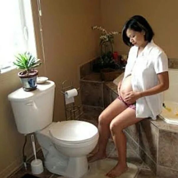 Туалет для беременных. Женщина туалет беременность.