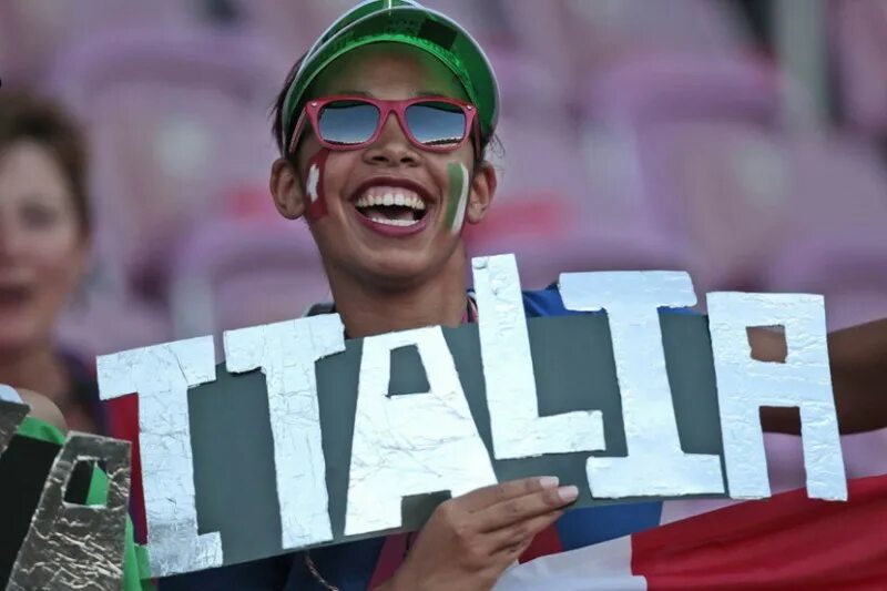 забавные итальянцы. знаменитости ужинают в ресторане. приколы про италию. традиции италии. итальянцы едят макароны.