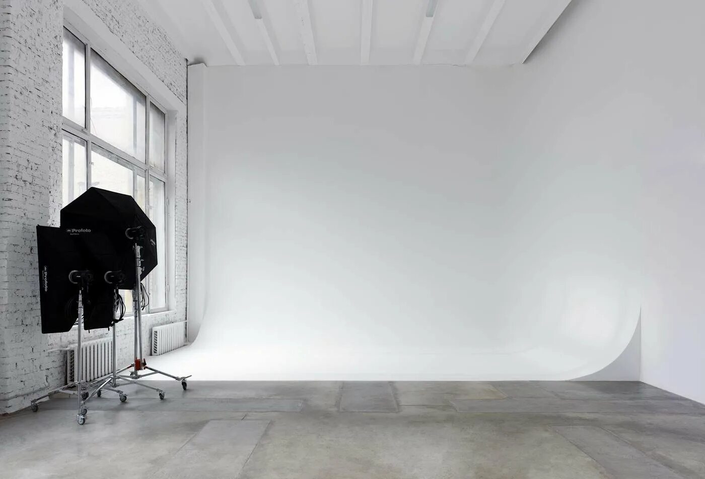 Циклорама владимир. Фотостудия серая циклорама. Самые модные фотостудии. White studio трехгорка. Белая циклорама фотостудия.