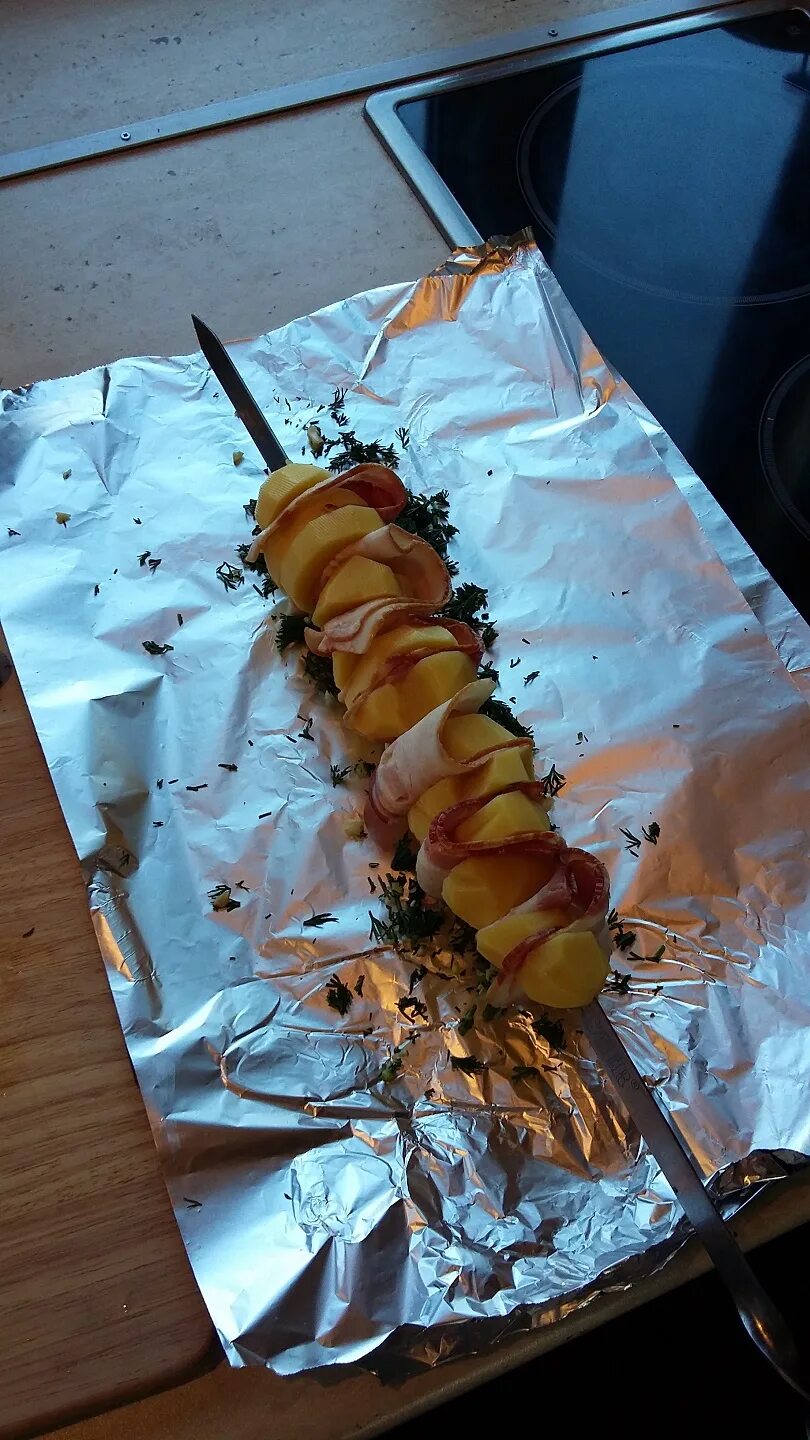 Картошка на мангале в фольге с беконом. Картошка на мангале в фольге с беконом. Овощи в фольге на шампурах. Картошка на мангале в фольге с беконом. Картошка на мангале в фольге с беконом.