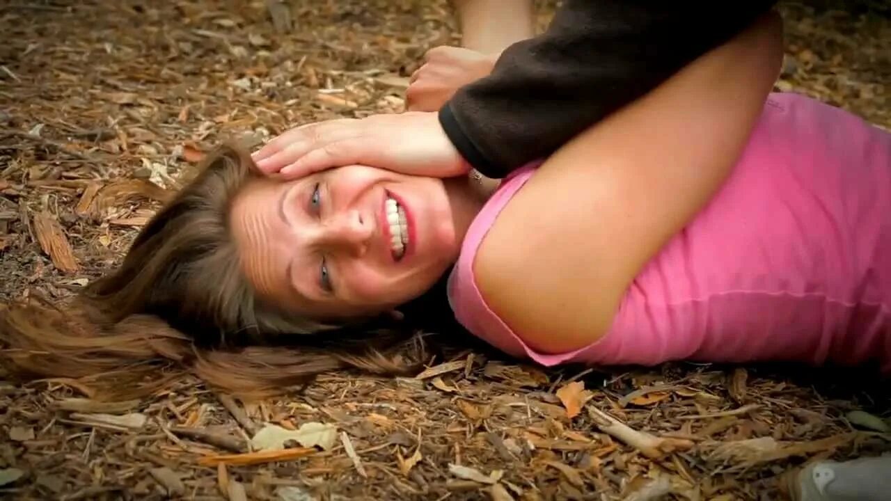 Как найти насильника. Как найти насильника. Нападение на девушку на улице. Как найти насильника. Камеры видеонаблюдения в тюрьме.