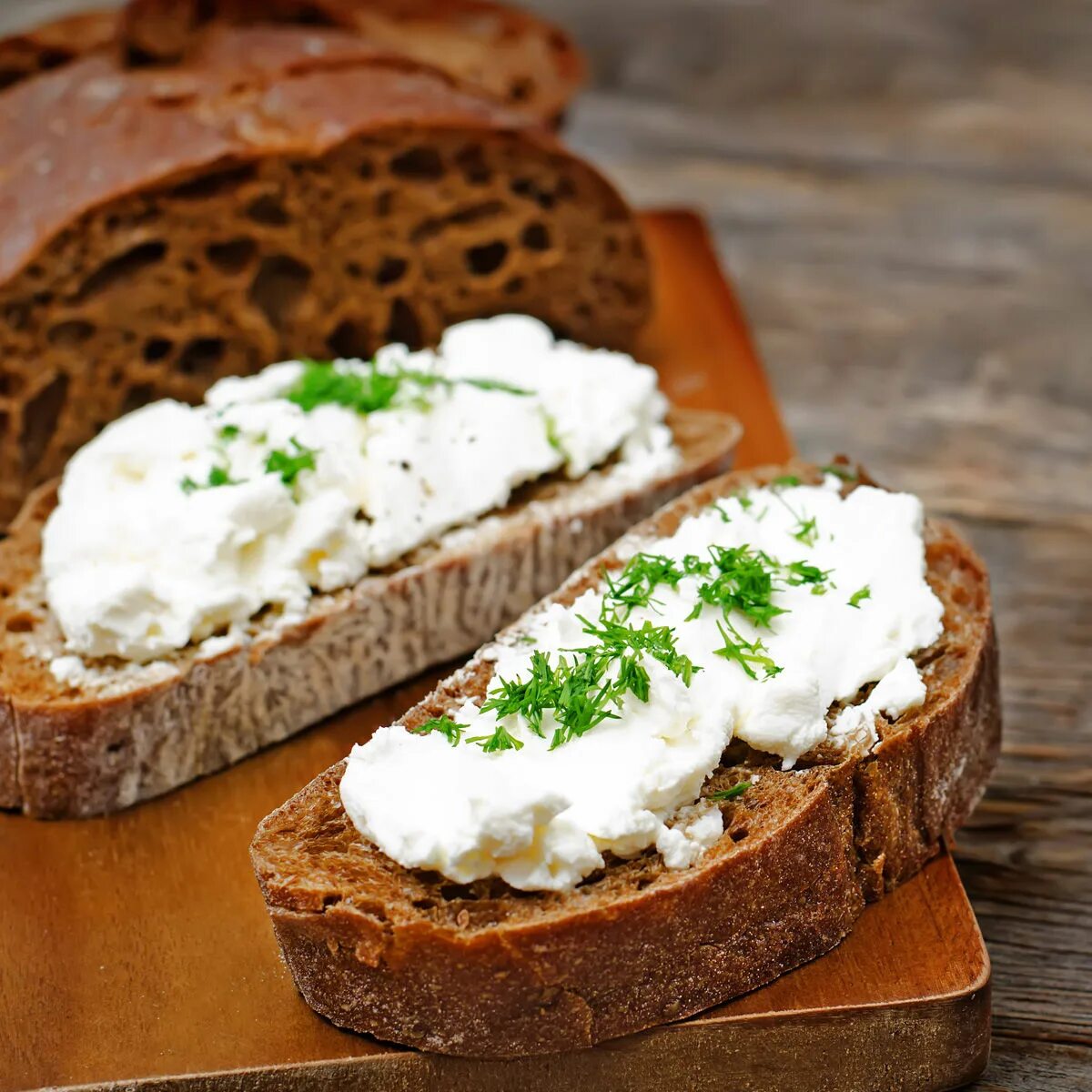 Хлеб с маслом рецепт. Бутерброды с творожным сыром. Бутерброды с твожныи сыоом. Творожный сыр на хлебе. Хлеб с творожным сыром.