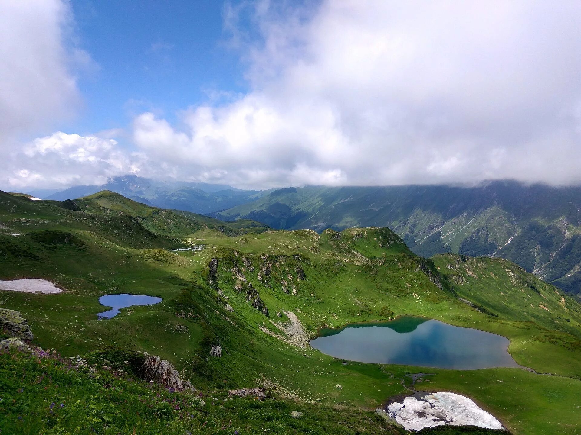 7 озер страна. Долина семи озер Абхазия. Долина Семиозерье Абхазия. Абхазия перевал Пыв семь озер. Озеро Ачипста.