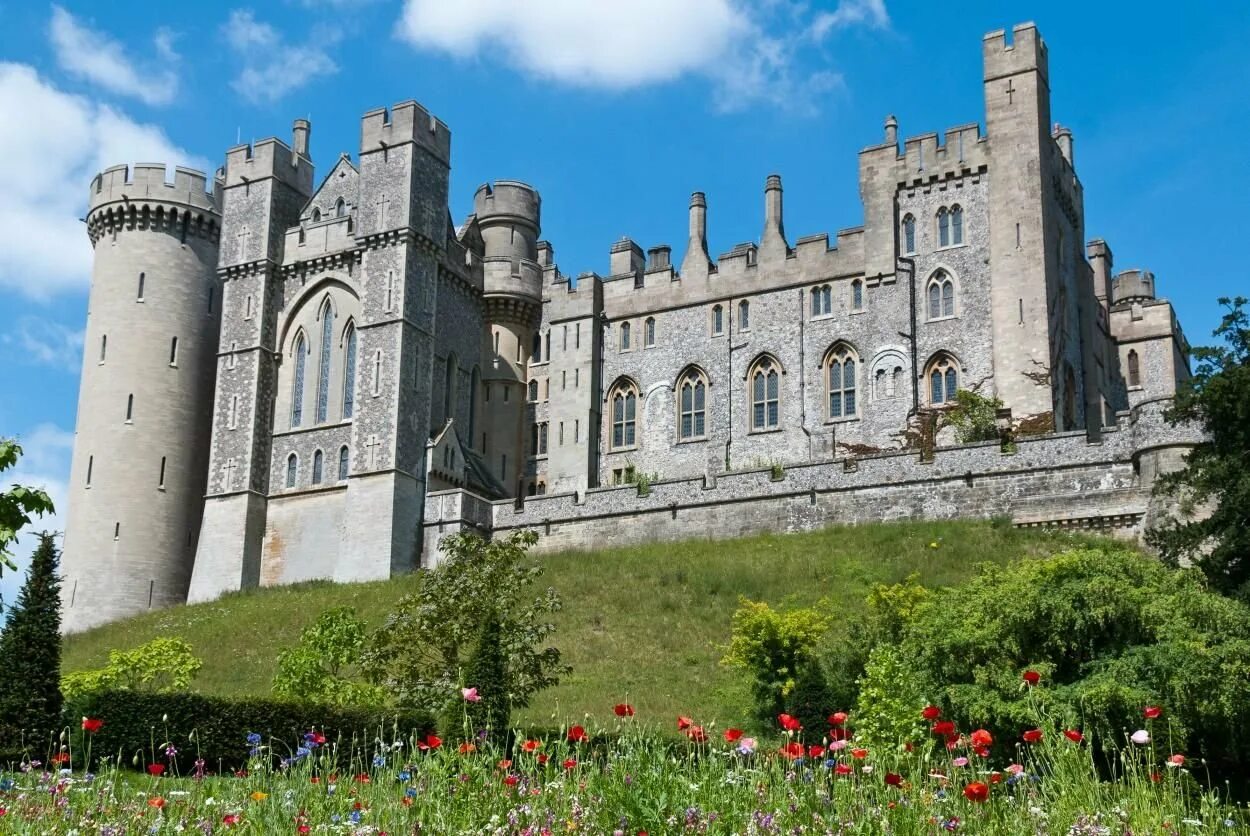 Замки британии. Замок Арундел Англия. Замок Бельвуар-Касл Англия. Замок Фолган Англия Великобритания. Замок Бивер Касл Англия.