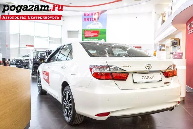 Toyota Camry в автосалоне. Тойота Камри 2022 ЕКБ. 2023 Toyota Camry Comfort. Тойота Камри новая !автосалон. Камри купить дилер