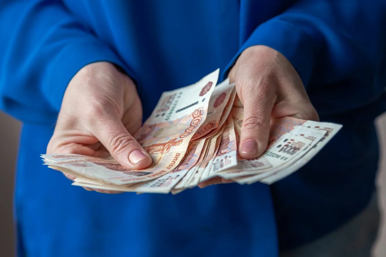 300 тыс руб. Долги. Займ руб казань. Займ 300 тысяч. Человек с рублями.