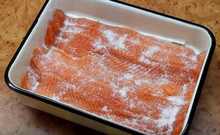 Как быстро посолить форель вкусно. Форель соленая в домашних. засолка форели в домашних. вкусный посол форели в домашних. посолить форель в домашних условиях.