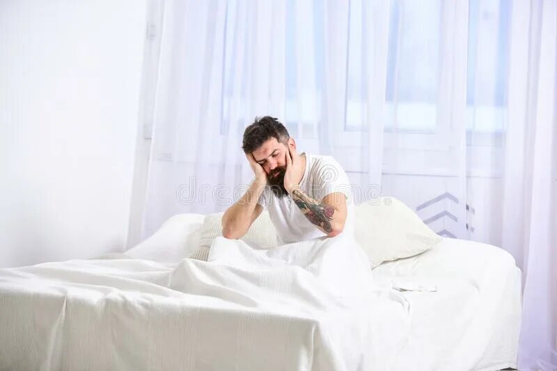 Мужчина зевает в кровати. Пацан Зевающий на кровати. Man sitting on Bed yawning. Man sitting in Bed. Bed falling