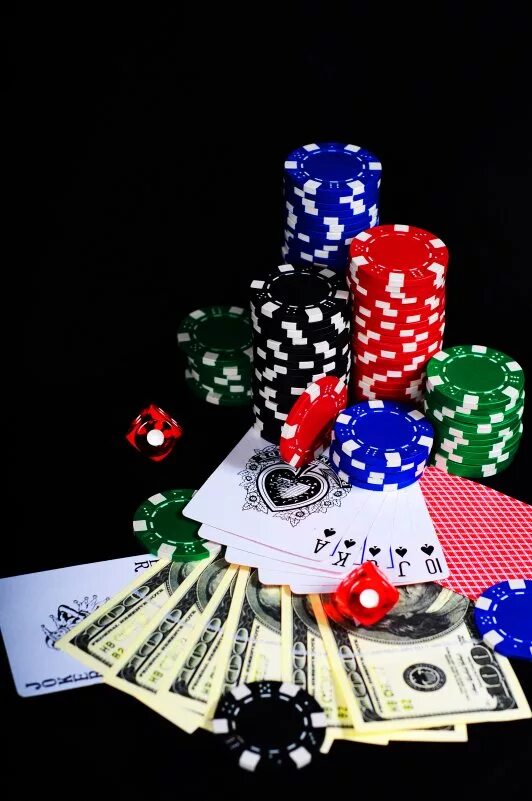 карты деньги покер. фотосессия покер. деньги на карте. игральные карты казино. азартные игры на деньги.