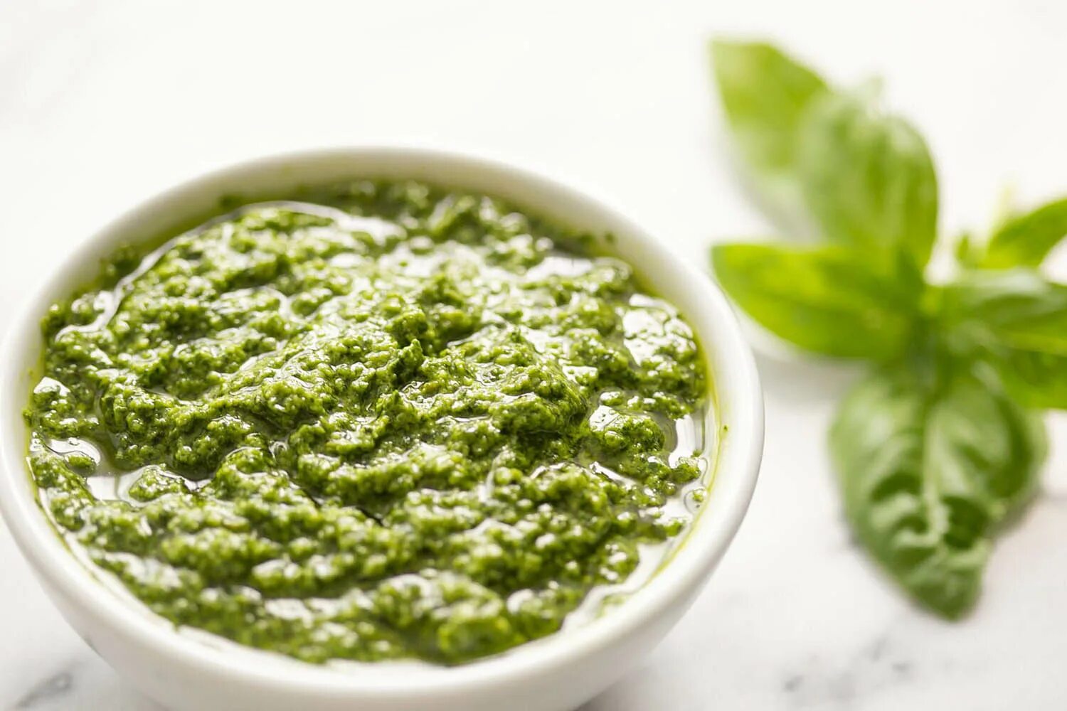 Соус песто из базилика. Соус песто с базиликом. Соус песто классический с базиликом. Песто с базиликом. Соус песто albеrti.