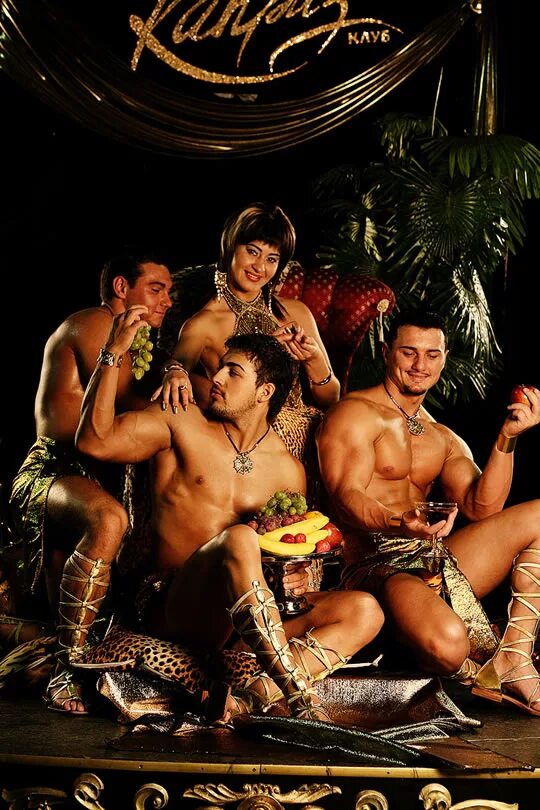 гарем из парней. гарем из мужчин. мужской гарем для женщины. гарем из мужчин. гаремник из парней.