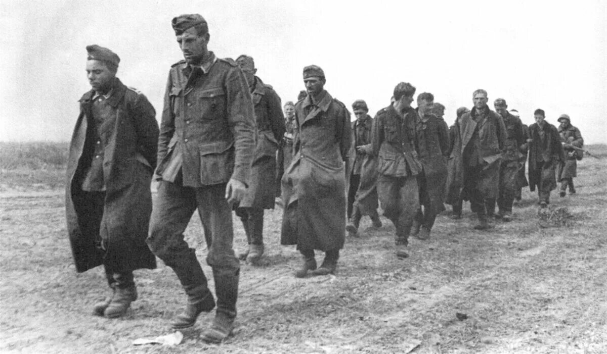 Был в немецком плену. Был в немецком плену. Пленные немецкие солдаты 1945 кенигсберг. Советские солдаты в немецком плену. Колонна советских военнопленных.