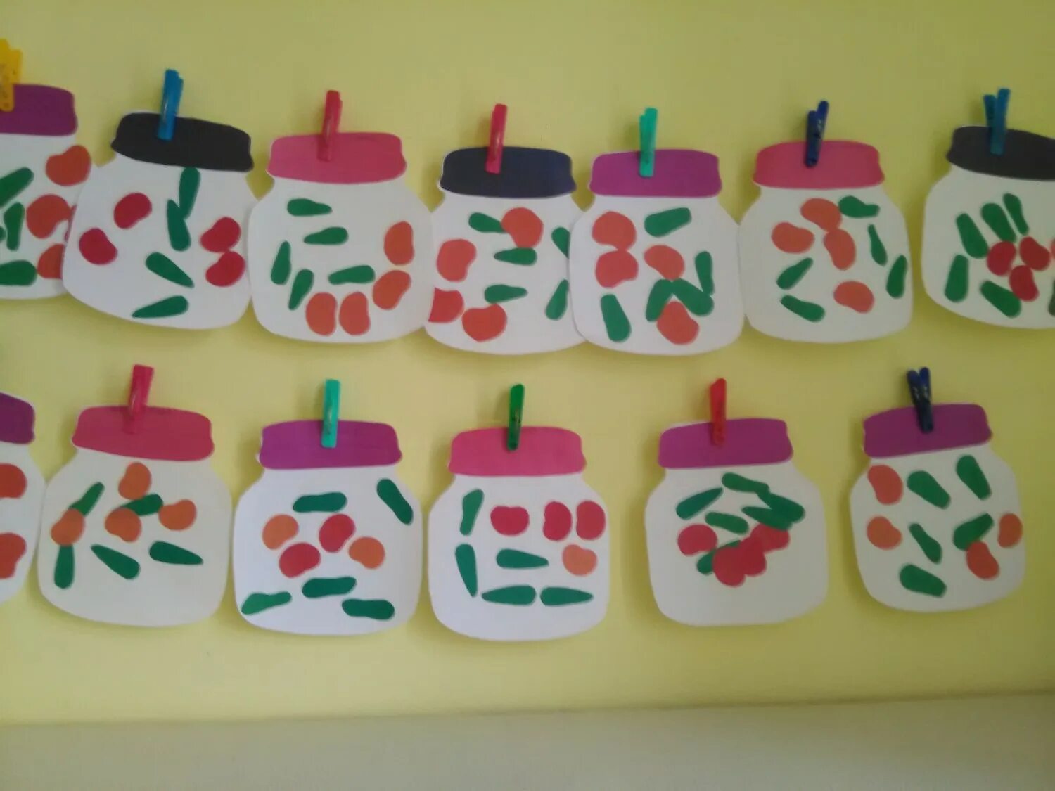 аппликации для детей 1-2 года. групповая поделка в детском саду. аппликация в средней группе. поделки 1 младшая группа. аппликация насекомые средняя группа.